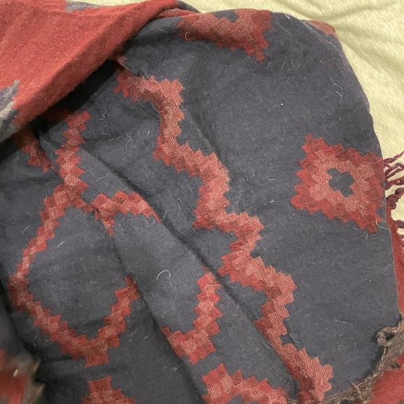 Aritzia blanket scarf - Picture 9 of 9